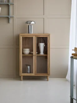 Armoire en bois avec portes en verre