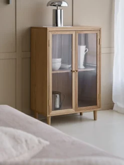 Armoire en bois avec portes en verre