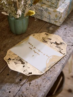Carte avec découpes de fleurs
