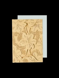 Carte avec découpes de fleurs