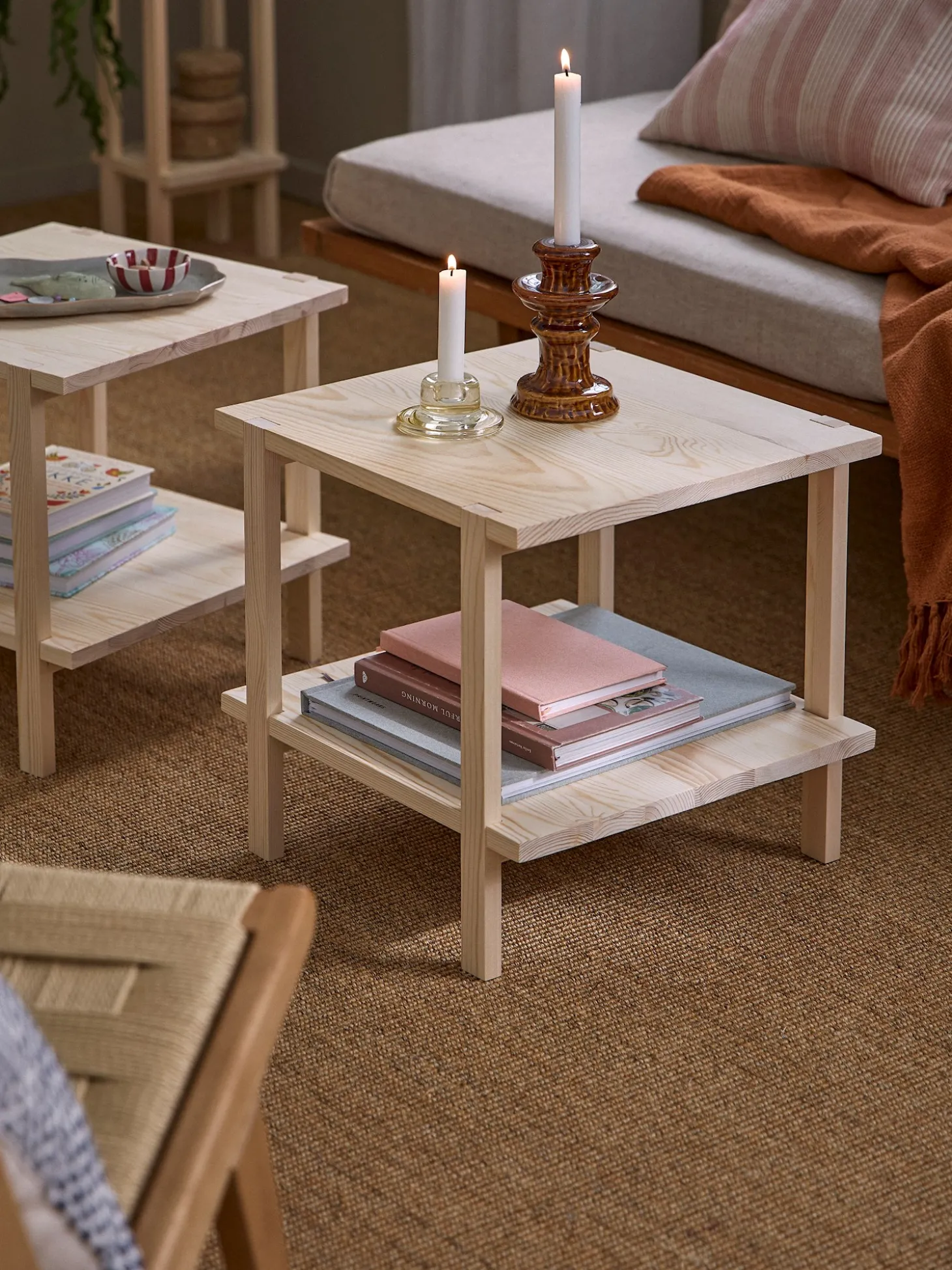 Table basse carrée en bois de pin