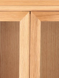 Armoire en bois avec portes en verre