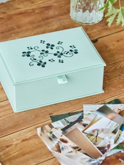 Boîte de rangement avec broderie