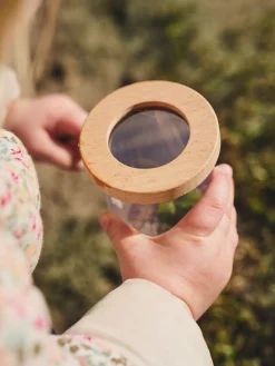 Boîte à jouets avec loupe