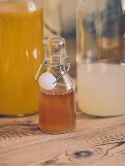 Bouteille avec fermeture à étrier