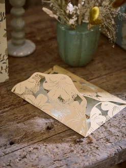Carte avec découpes de fleurs