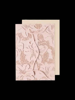 Carte avec découpes de fleurs