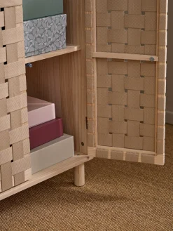 Meuble de rangement au design tressé