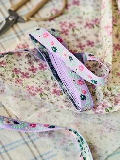 Ruban avec fleurs brodées